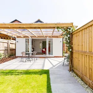 Charming With Private Garden & Free Parking Apartment