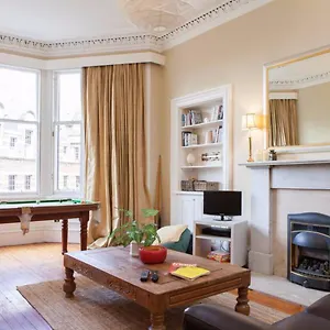 Amazing 4 Bedroom Just Off The Meadows Apartment